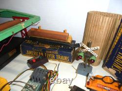 Ensemble de train vintage S Gauge American Flyer avec aiguillages et rails, chargeur de journaux, etc.