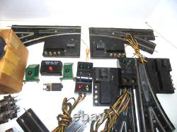 Ensemble de train vintage S Gauge American Flyer avec aiguillages et rails, chargeur de journaux, etc.