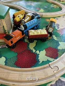 Ensemble de train vintage Thomas le petit train avec voies et trains sur table - Lot de 72 pièces