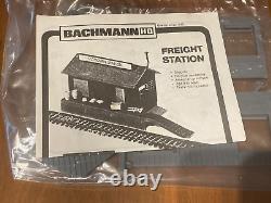 Ensemble de trains Bachmann HO avec voies, locomotive, wagons, accessoires - Lot énorme