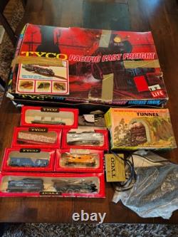 Ensemble de trains HO TYCO vintage des années 1970 Pavific Fast Freight Diesel avec 5 voitures et voie de tunnel