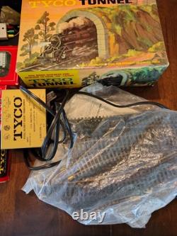 Ensemble de trains HO TYCO vintage des années 1970 Pavific Fast Freight Diesel avec 5 voitures et voie de tunnel