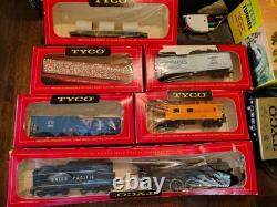 Ensemble de trains HO TYCO vintage des années 1970 Pavific Fast Freight Diesel avec 5 voitures et voie de tunnel