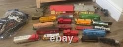 Ensemble de trains TYCO HO vintage : locomotives, voitures, rails, bâtiments, blocs d'alimentation