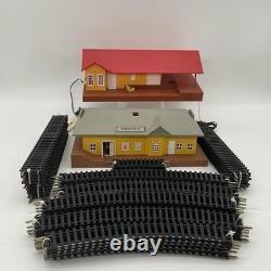 Ensemble de trains TYCO HO vintage : locomotives, voitures, rails, bâtiments, blocs d'alimentation