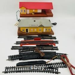 Ensemble de trains TYCO HO vintage : locomotives, voitures, rails, bâtiments, blocs d'alimentation