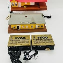 Ensemble de trains TYCO HO vintage : locomotives, voitures, rails, bâtiments, blocs d'alimentation
