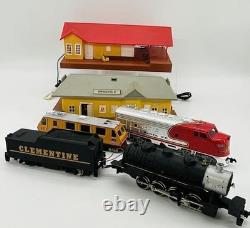 Ensemble de trains TYCO HO vintage : locomotives, voitures, rails, bâtiments, blocs d'alimentation