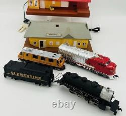 Ensemble de trains TYCO HO vintage : locomotives, voitures, rails, bâtiments, blocs d'alimentation