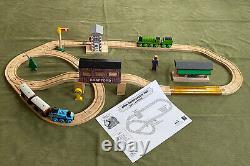 Ensemble de trains Thomas & Friends Wooden Railway 60e anniversaire avec lot de rails dorés.