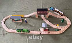 Ensemble de trains Thomas & Friends Wooden Railway 60e anniversaire avec lot de rails dorés.