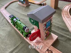 Ensemble de trains Thomas & Friends Wooden Railway 60e anniversaire avec lot de rails dorés.