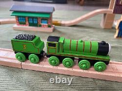 Ensemble de trains Thomas & Friends Wooden Railway 60e anniversaire avec lot de rails dorés.