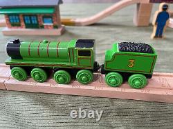 Ensemble de trains Thomas & Friends Wooden Railway 60e anniversaire avec lot de rails dorés.