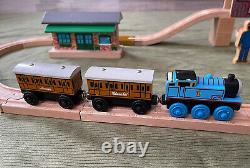 Ensemble de trains Thomas & Friends Wooden Railway 60e anniversaire avec lot de rails dorés.