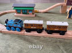 Ensemble de trains Thomas & Friends Wooden Railway 60e anniversaire avec lot de rails dorés.