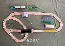 Ensemble de trains Thomas & Friends Wooden Railway 60e anniversaire avec lot de rails dorés.