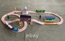 Ensemble de trains Thomas & Friends Wooden Railway 60e anniversaire avec lot de rails dorés.