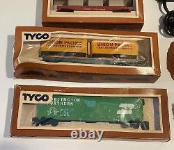 Ensemble de trains Tyco à l'échelle HO de collection avec moteurs, rails, contrôleur, wagons et grue en LOT