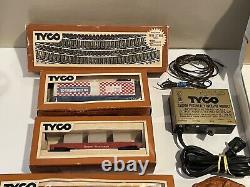 Ensemble de trains Tyco à l'échelle HO de collection avec moteurs, rails, contrôleur, wagons et grue en LOT