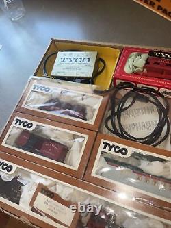 Ensemble de trains électriques Tyco des années 1970 à l'échelle HO prêt à rouler avec 8 voitures et 2 trains avec voie de circuit.