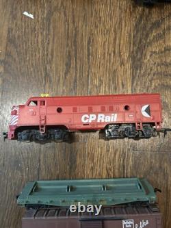 Ensemble de trains miniatures anciens comprenant 10 trains et un ensemble de rails avec plus de 150 pièces