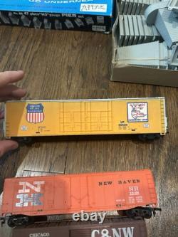 Ensemble de trains miniatures anciens comprenant 10 trains et un ensemble de rails avec plus de 150 pièces