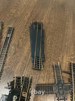 Ensemble de trains miniatures anciens comprenant 10 trains et un ensemble de rails avec plus de 150 pièces