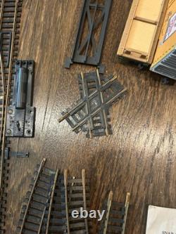 Ensemble de trains miniatures anciens comprenant 10 trains et un ensemble de rails avec plus de 150 pièces