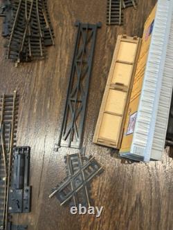 Ensemble de trains miniatures anciens comprenant 10 trains et un ensemble de rails avec plus de 150 pièces