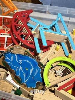 Grand ensemble de rails de train en bois compatible Brio Kidcraft Ikea de plus de 200 pièces et accessoires