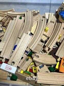 Grand ensemble de rails de train en bois compatible Brio Kidcraft Ikea de plus de 200 pièces et accessoires
