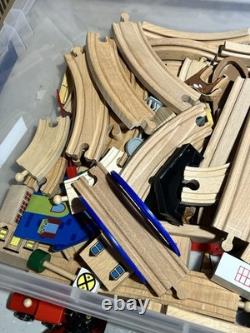 Grand ensemble de rails de train en bois compatible Brio Kidcraft Ikea de plus de 200 pièces et accessoires