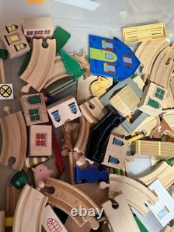Grand ensemble de rails de train en bois compatible Brio Kidcraft Ikea de plus de 200 pièces et accessoires