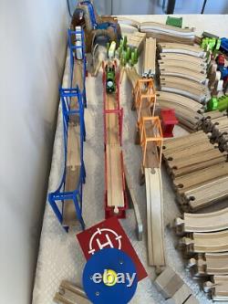 Grand ensemble de rails de train en bois compatible Brio Kidkraft Ikea de plus de 290 pièces et accessoires