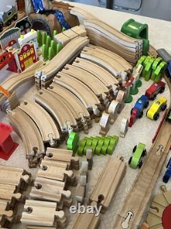 Grand ensemble de rails de train en bois compatible Brio Kidkraft Ikea de plus de 290 pièces et accessoires