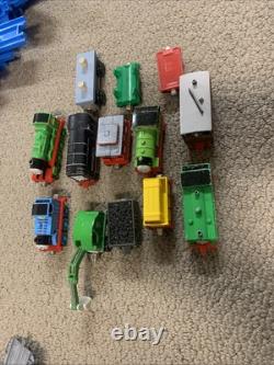 Grand lot TOMY Thomas et ses amis ensemble de train, voies, bâtiments, locomotives, plus de 100 pièces