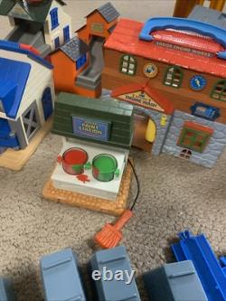 Grand lot TOMY Thomas et ses amis ensemble de train, voies, bâtiments, locomotives, plus de 100 pièces