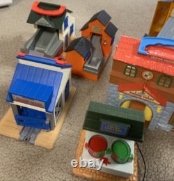 Grand lot TOMY Thomas et ses amis ensemble de train, voies, bâtiments, locomotives, plus de 100 pièces