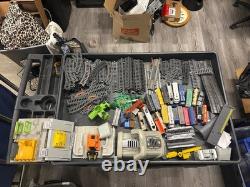 Jakks Pacific 2012 Ensemble de Train / Lot de 100+ Pièces Trains Rails Accessoires Etc.