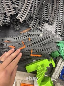 Jakks Pacific 2012 Ensemble de Train / Lot de 100+ Pièces Trains Rails Accessoires Etc.