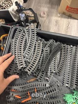 Jakks Pacific 2012 Ensemble de Train / Lot de 100+ Pièces Trains Rails Accessoires Etc.