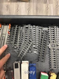 Jakks Pacific 2012 Ensemble de Train / Lot de 100+ Pièces Trains Rails Accessoires Etc.