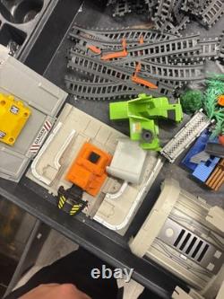 Jakks Pacific 2012 Ensemble de Train / Lot de 100+ Pièces Trains Rails Accessoires Etc.