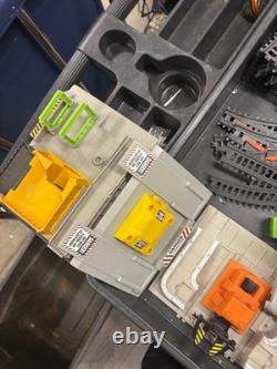 Jakks Pacific 2012 Ensemble de Train / Lot de 100+ Pièces Trains Rails Accessoires Etc.