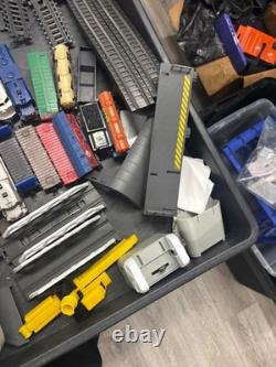 Jakks Pacific 2012 Ensemble de Train / Lot de 100+ Pièces Trains Rails Accessoires Etc.