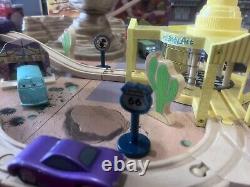 KidKraft Disney Pixar Cars Radiator Springs Ensemble de voie en bois Train Table avec boîte