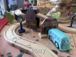 KidKraft Disney Pixar Cars Radiator Springs Ensemble de voie en bois Train Table avec boîte