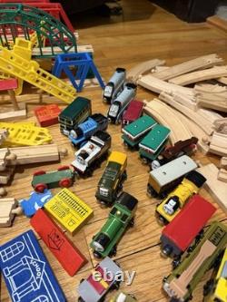 LOT 150+ Grand Ensemble de Trains en Bois Authentiques Thomas avec 28 Trains et Voies Vintage