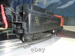 Locomotive à vapeur Lionel 8304 et ensemble complet de 5 wagons de marchandises avec scène de village.